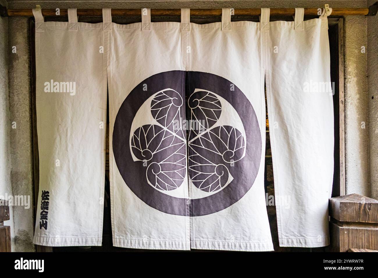 Goldmine Sado, Vorhang am Eingang zum Museum mit dem dreiblättrigen Hollyhock-Wappen der Tokugawa-Familie. Stockfoto