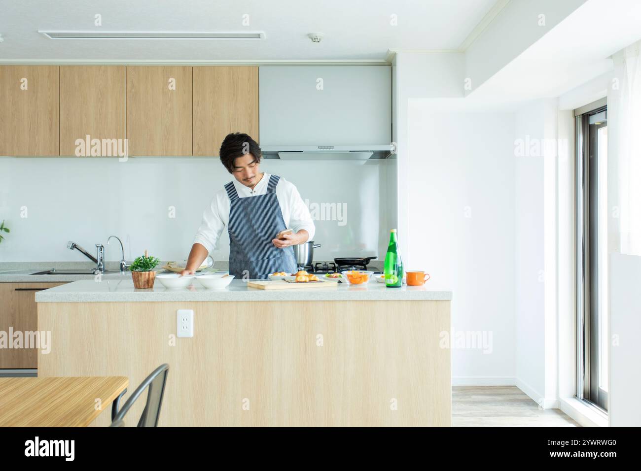 Japanischer Mann, der Frühstück zubereitet Stockfoto