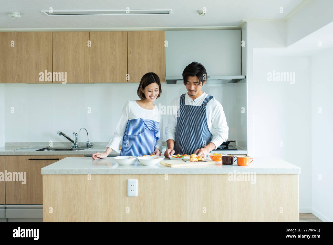 Japanisches Paar bereitet Frühstück vor Stockfoto