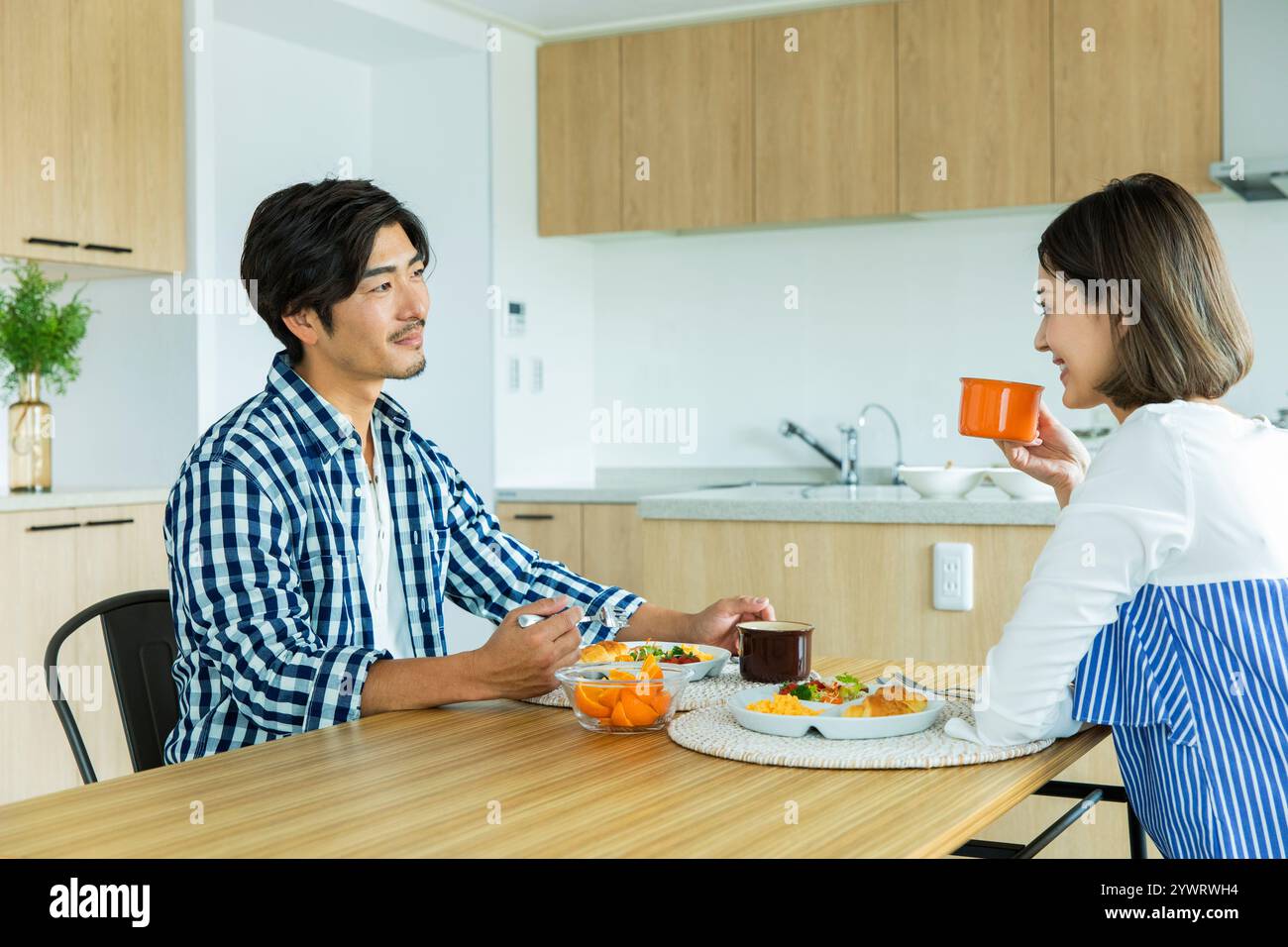 Japanisches Paar beim Frühstück Stockfoto