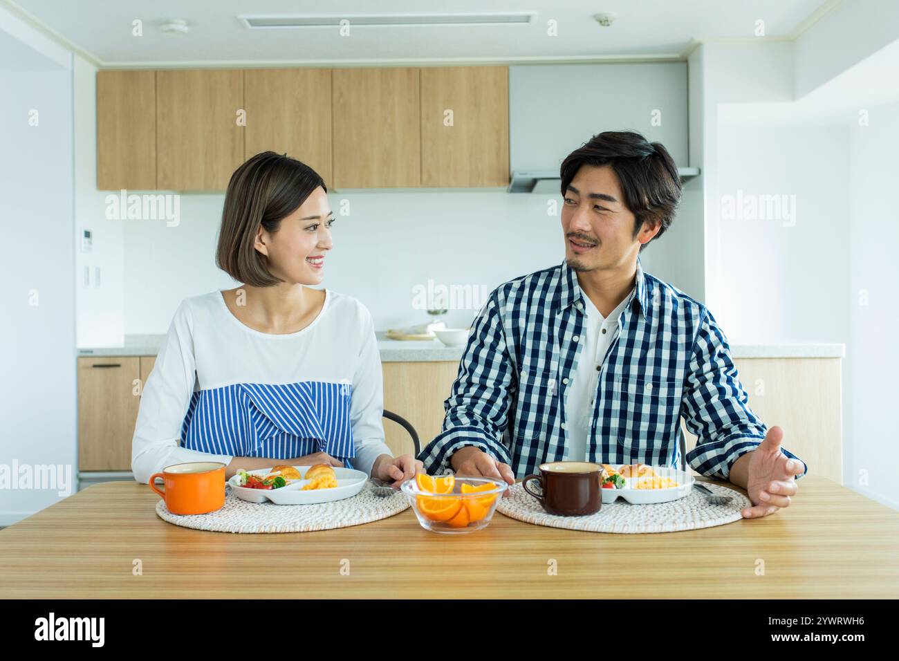 Japanisches Paar beim Frühstück Stockfoto