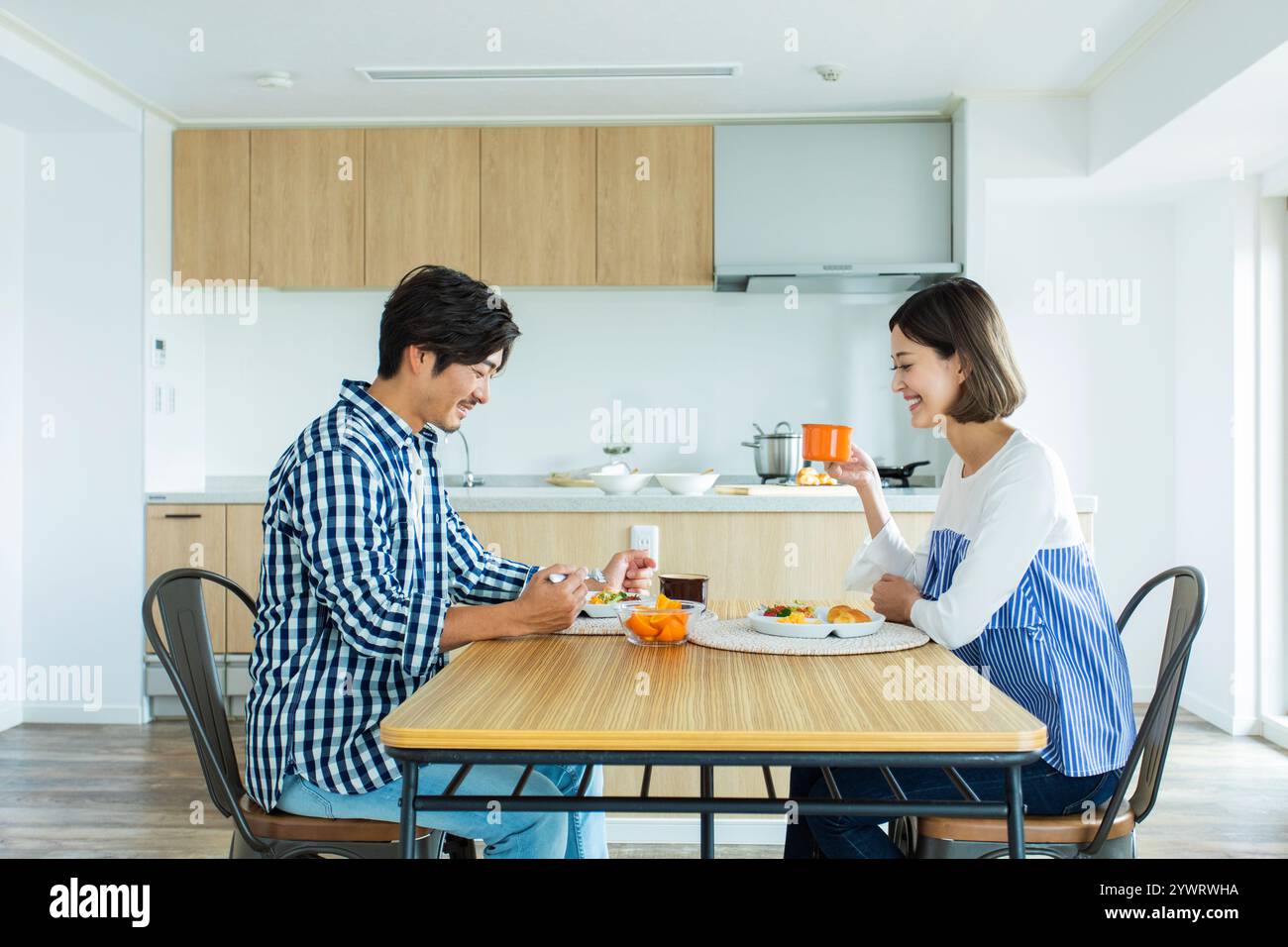 Japanisches Paar beim Frühstück Stockfoto