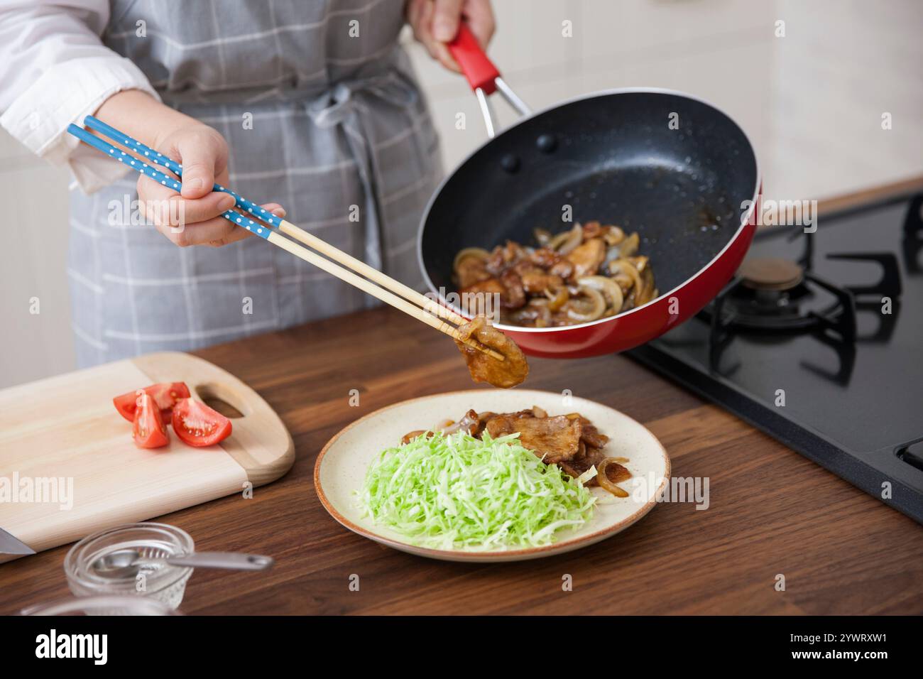 Frau mit Schweinekekekuchen Stockfoto