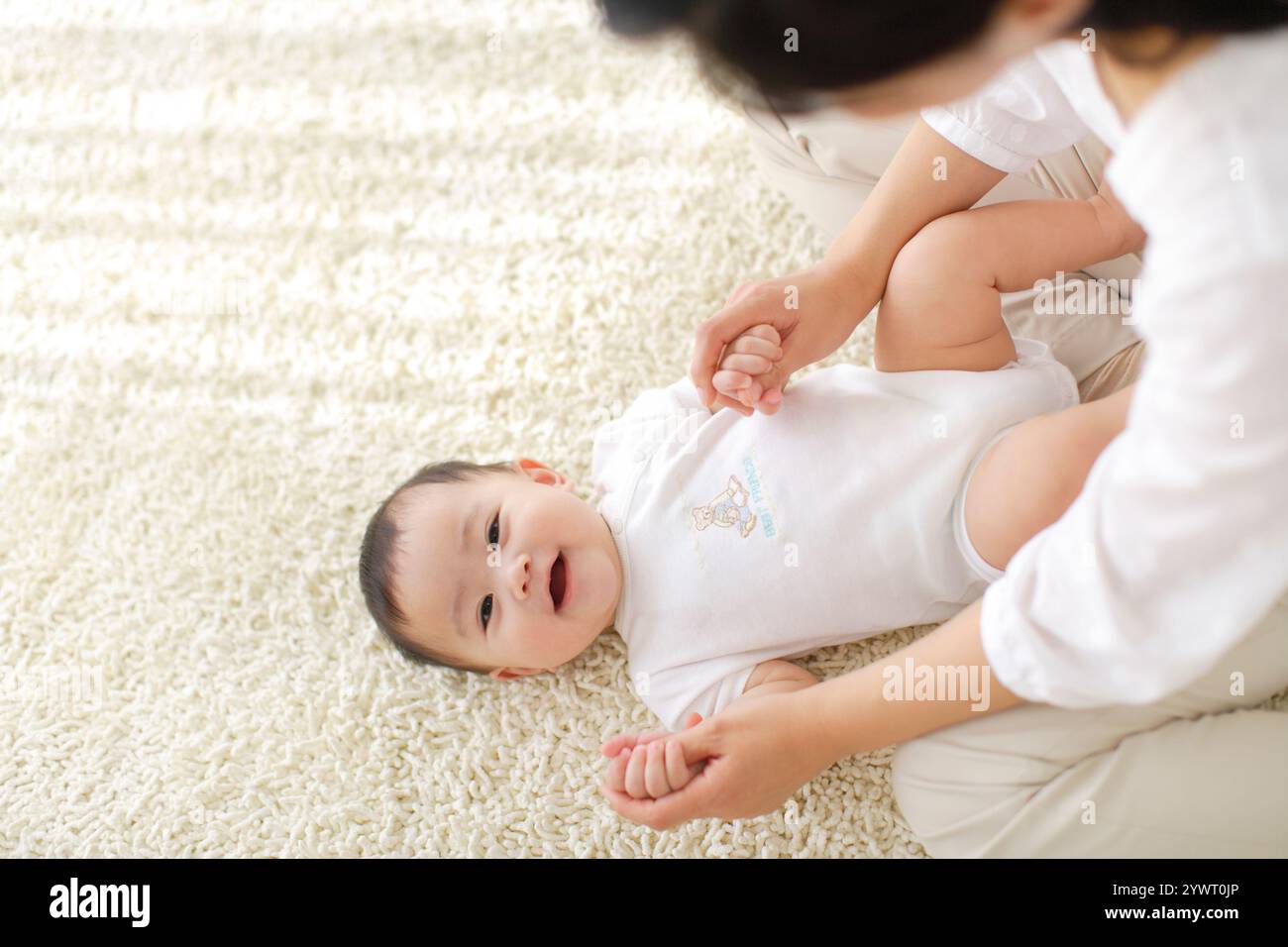 Mutter und Baby entspannen im Wohnzimmer Stockfoto