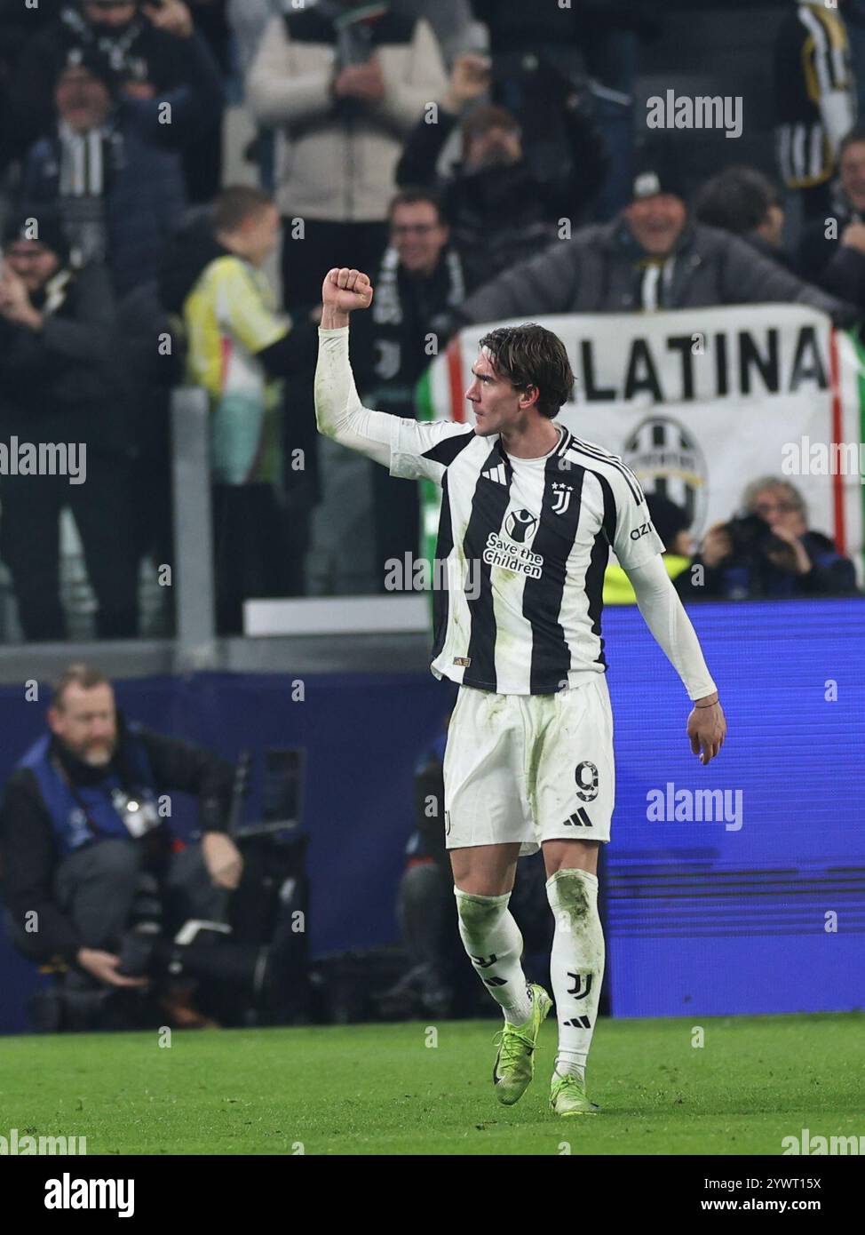 Turin, Italien. Dezember 2024. Juventus’ Dusan Vlahovic feiert sein Tor beim Spiel der UEFA Champions League zwischen Juventus und Manchester City am 11. Dezember 2024 in Turin. Quelle: Li Jing/Xinhua/Alamy Live News Stockfoto