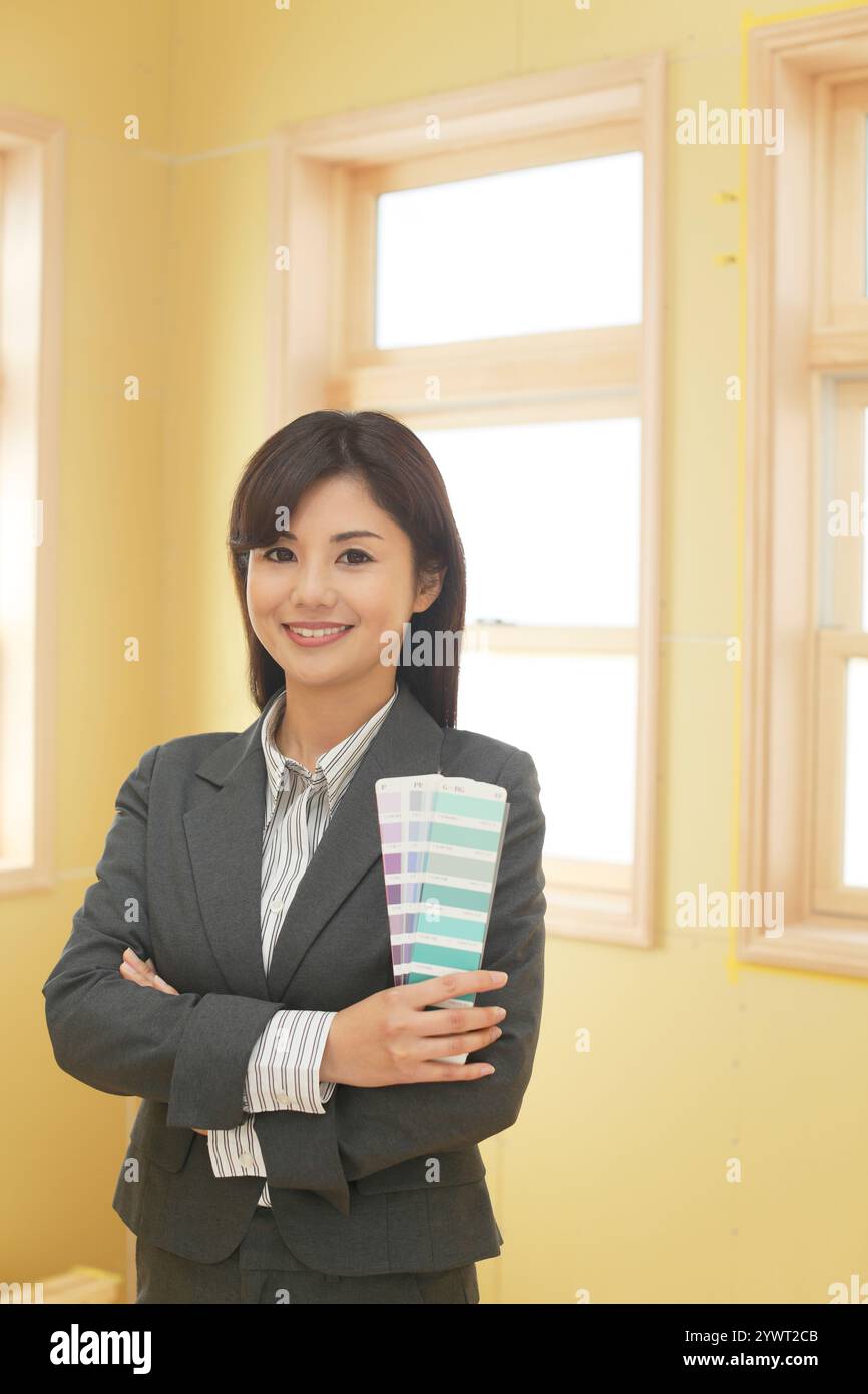 Farbkoordinatorin mit Farbmustern Stockfoto