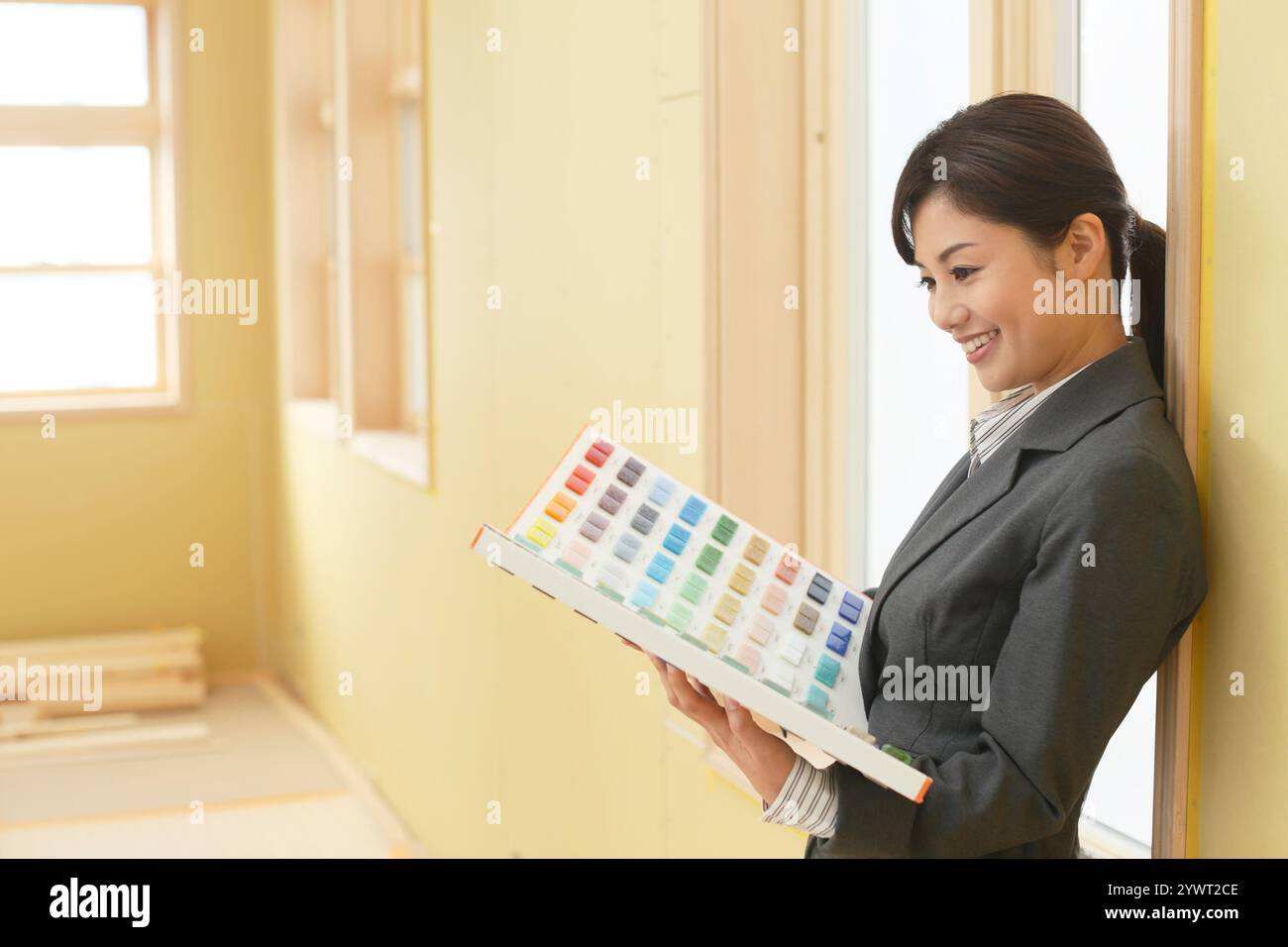 Innenkoordinatorin mit Materialproben. Stockfoto