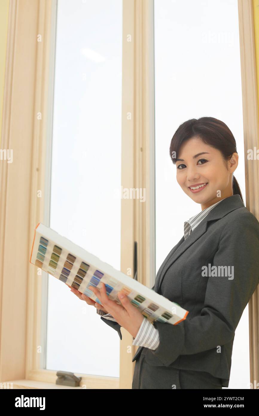 Innenkoordinatorin mit Materialproben. Stockfoto