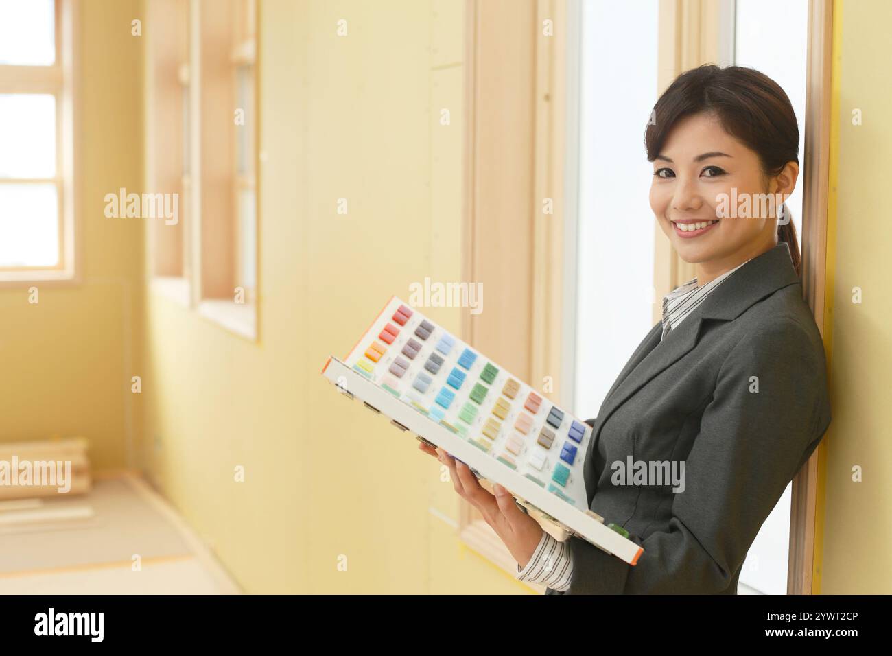 Innenkoordinatorin mit Materialproben. Stockfoto