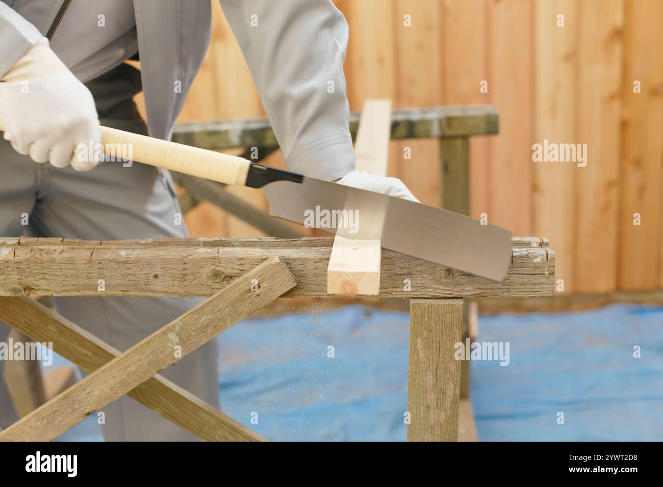 Zimmermann in Handarbeit Holz schneiden Stockfoto