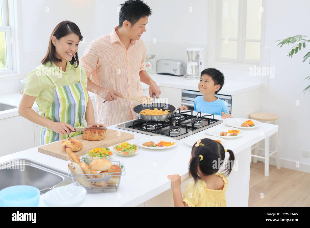 Familie macht Frühstück in einer hellen Küche Stockfoto