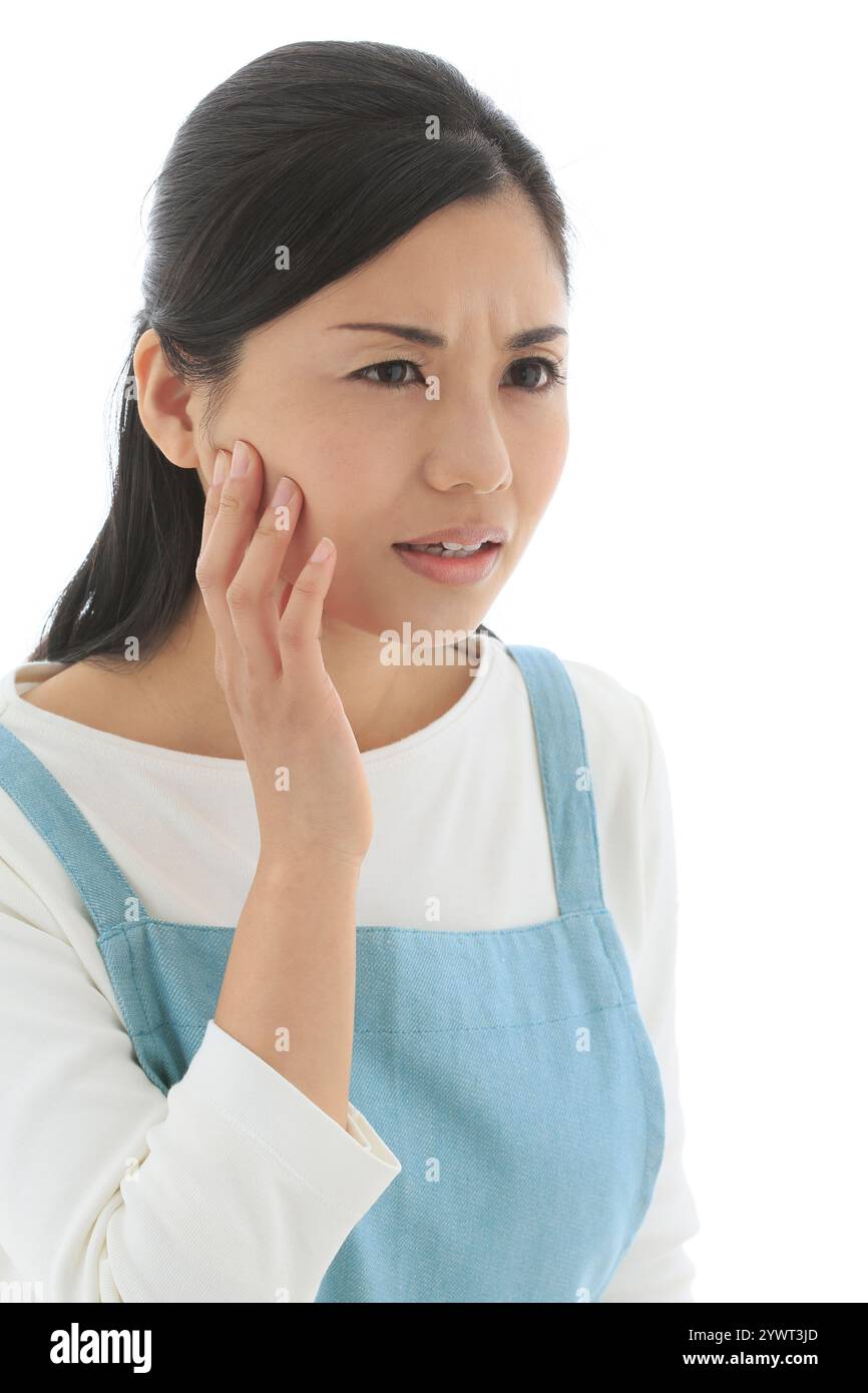 Frau, die ihren Zahn vor Schmerzen hält Stockfoto