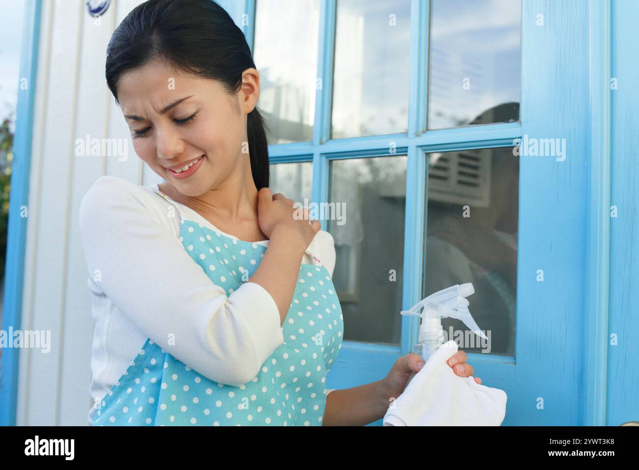 Müde Hausfrau mitten in der Hausarbeit Stockfoto
