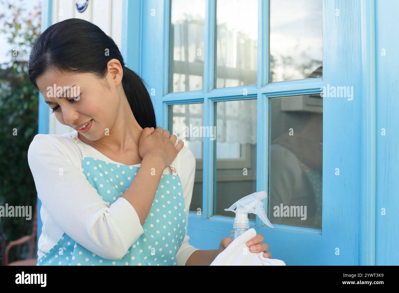 Müde Hausfrau mitten in der Hausarbeit Stockfoto