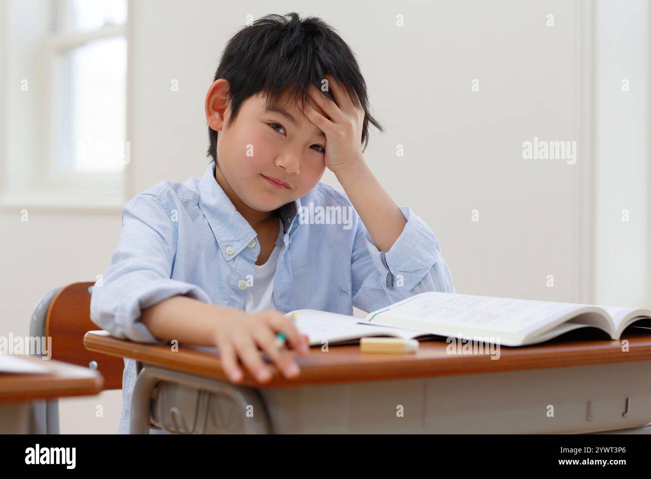 Grundschüler, der während des Unterrichts krank wird Stockfoto