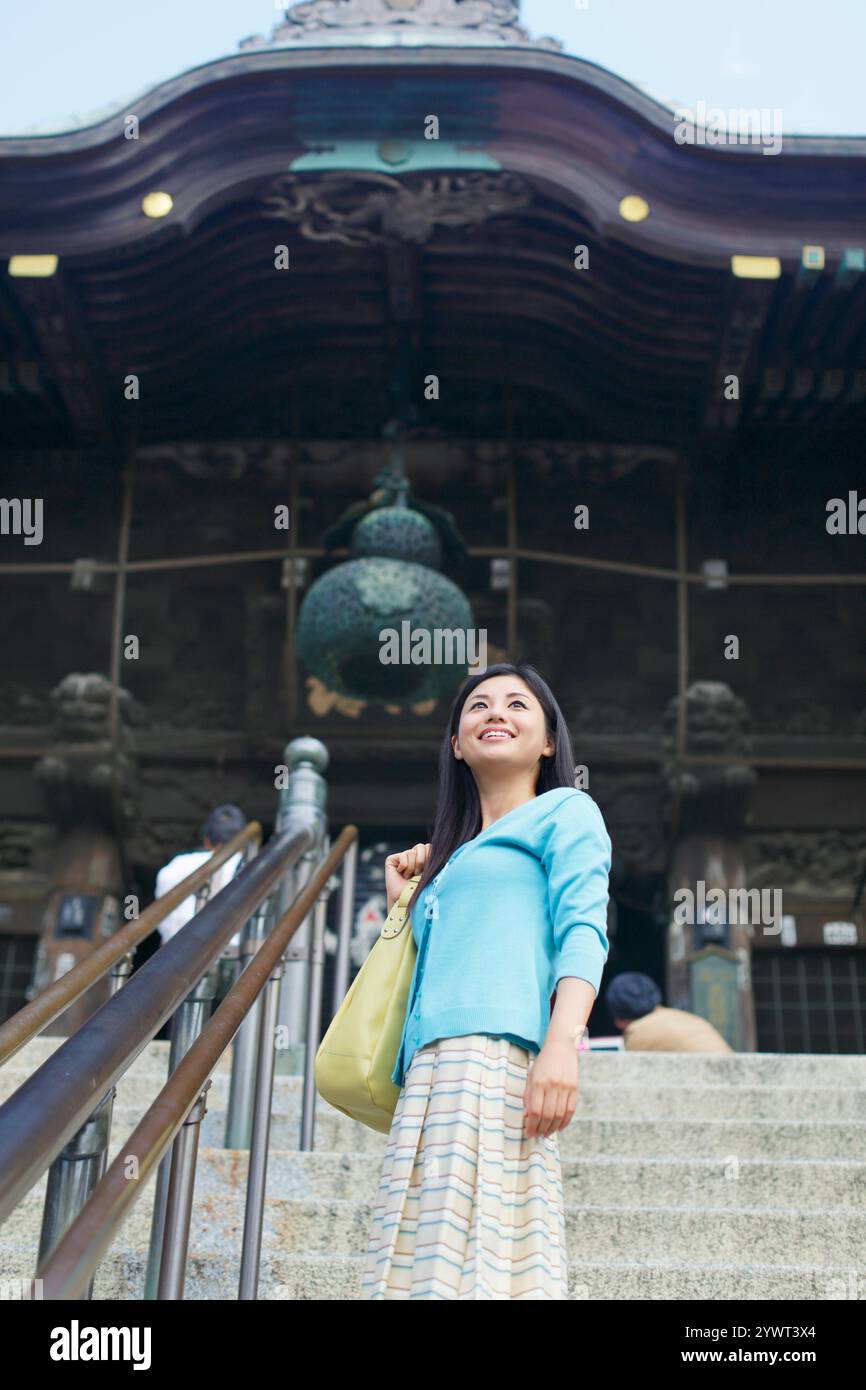 Junge Frau, die den Tempel besucht Stockfoto