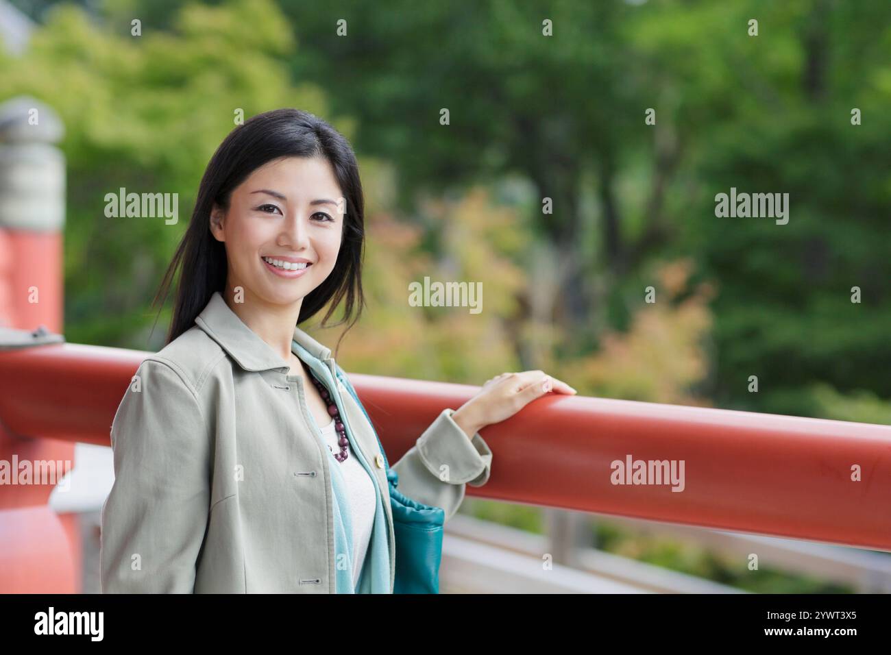 Junge Frau, die den Tempel besucht Stockfoto
