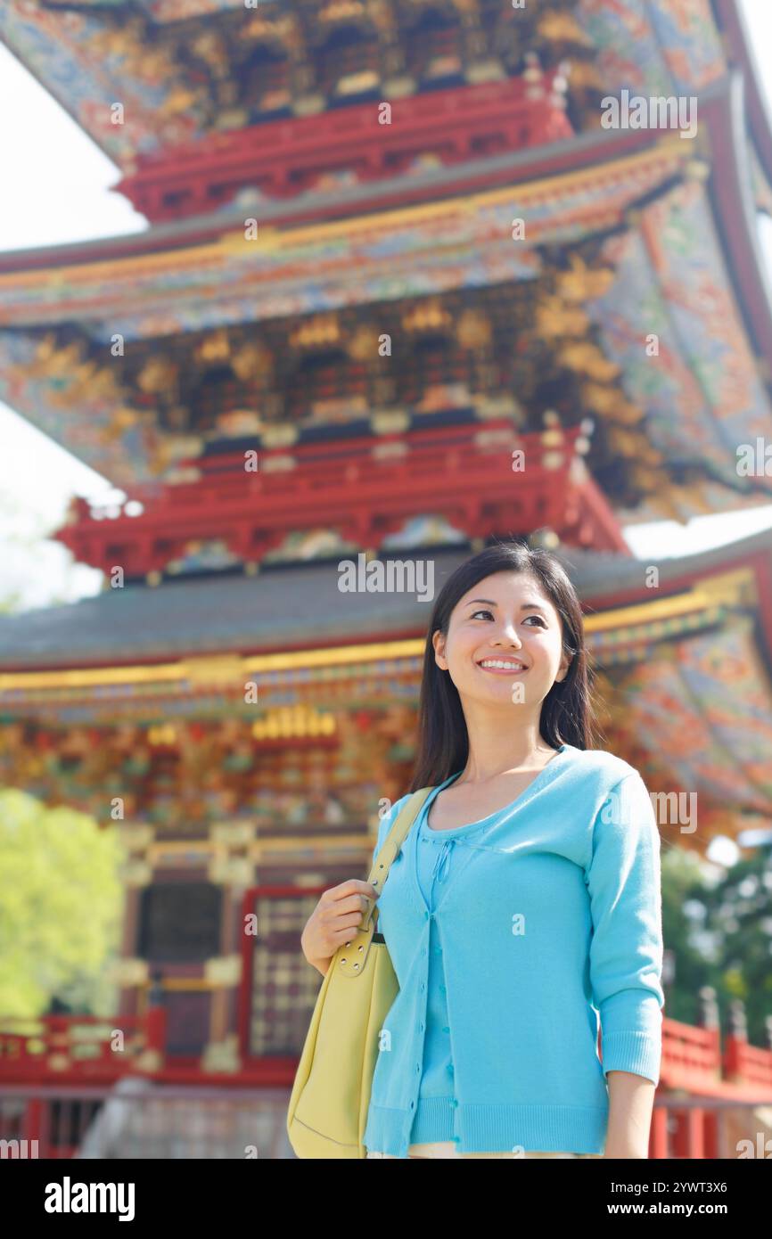 Junge Frau, die den Tempel besucht Stockfoto