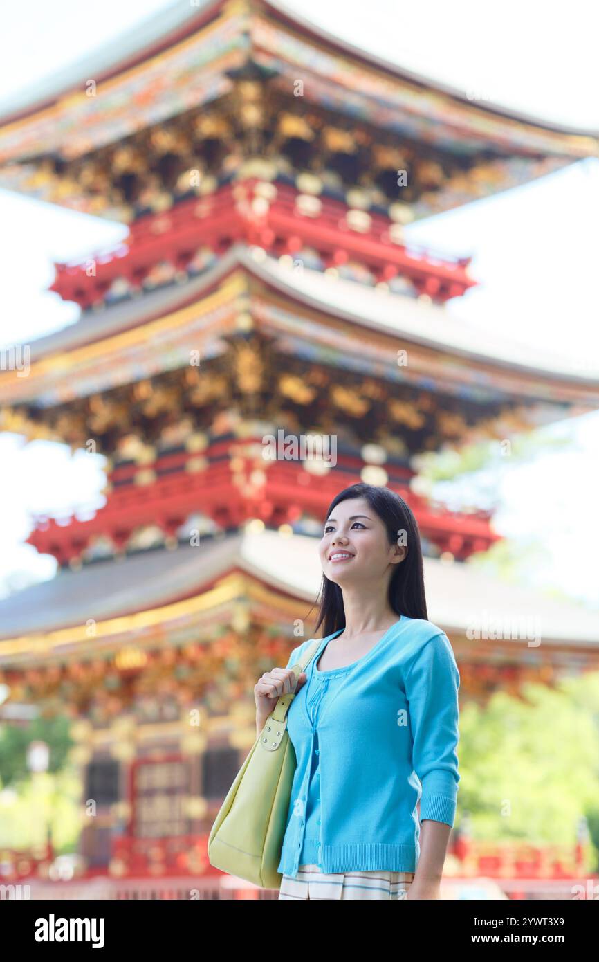 Junge Frau, die den Tempel besucht Stockfoto