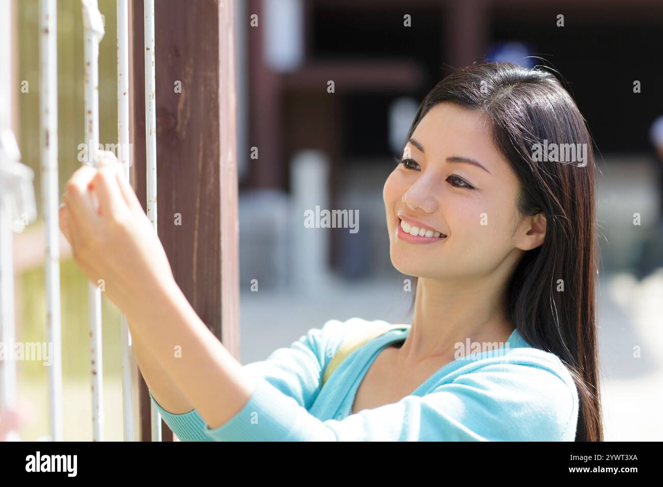 Junge Frau, die omikuji bindet Stockfoto
