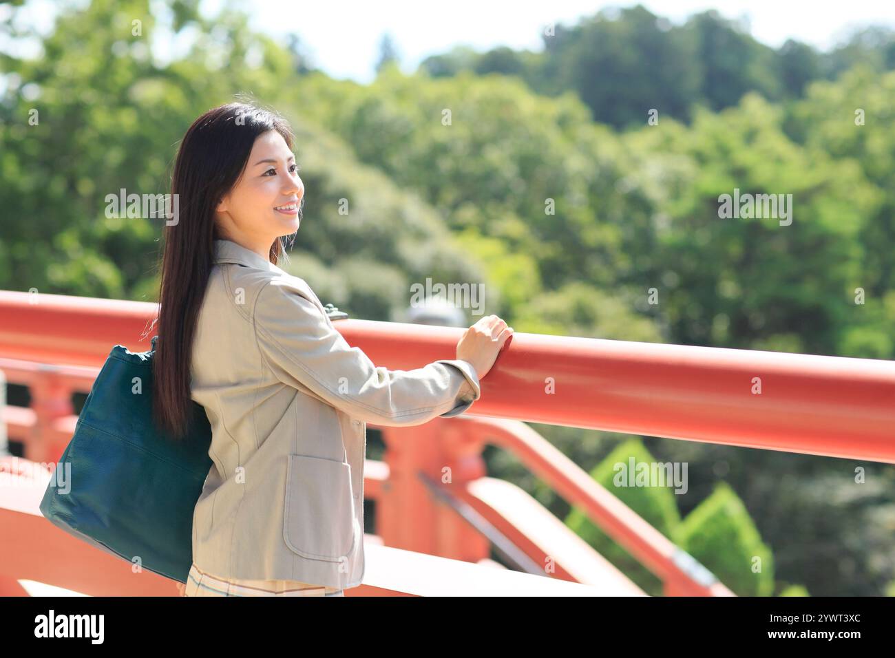 Junge Frau, die den Tempel besucht Stockfoto