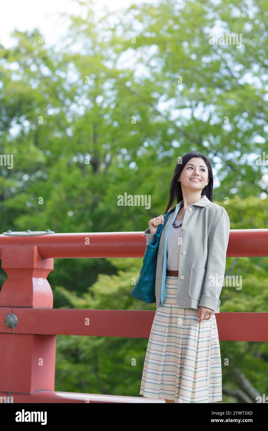 Junge Frau, die den Tempel besucht Stockfoto