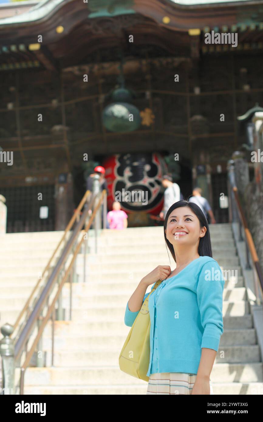 Junge Frau, die den Tempel besucht Stockfoto