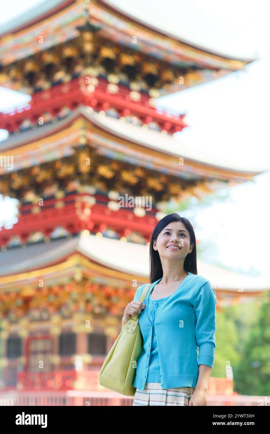 Junge Frau, die den Tempel besucht Stockfoto