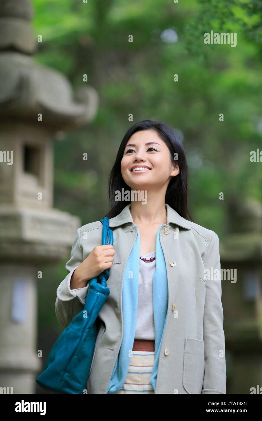 Junge Frau, die den Tempel besucht Stockfoto