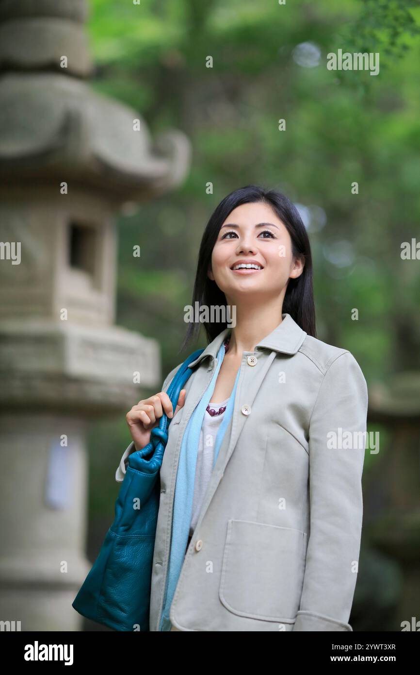 Junge Frau, die den Tempel besucht Stockfoto