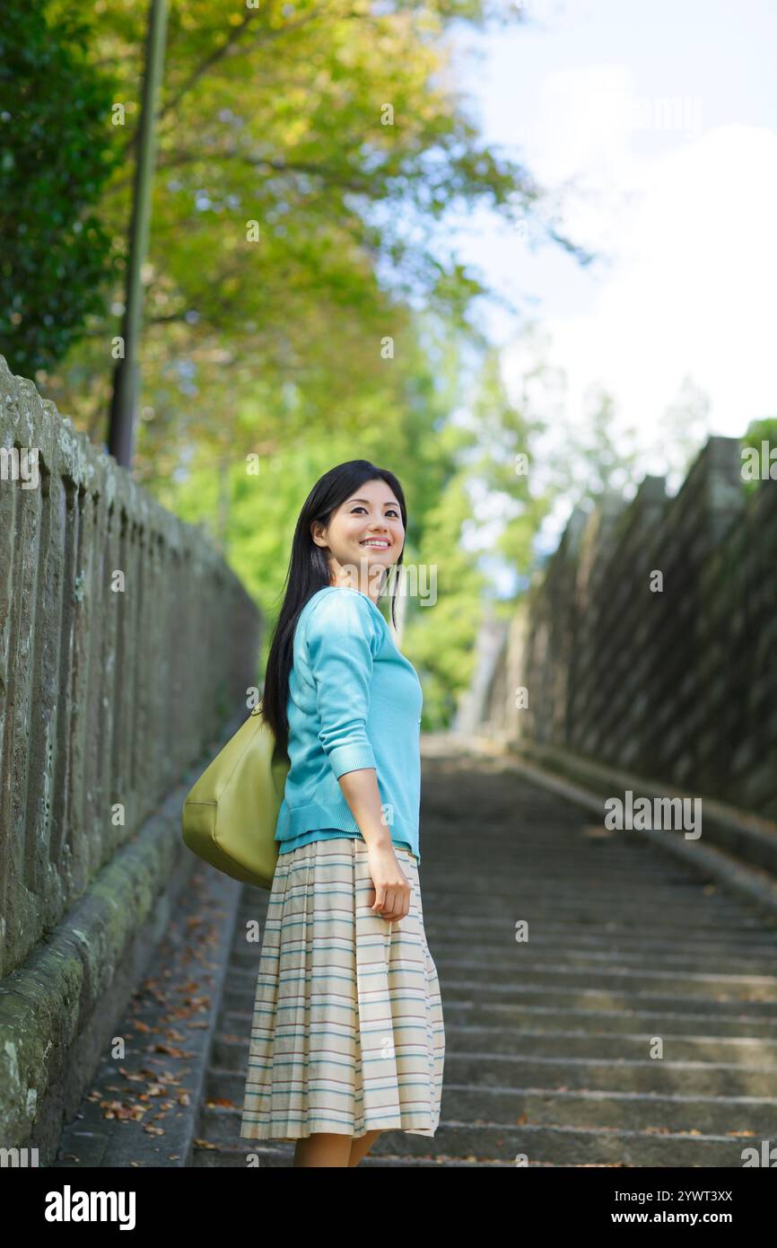 Junge Frau, die den Tempel besucht Stockfoto