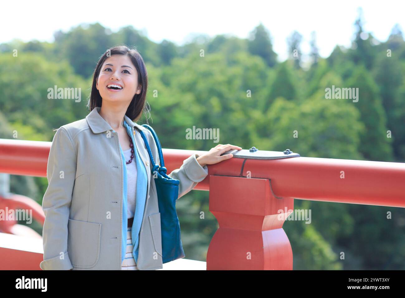 Junge Frau, die den Tempel besucht Stockfoto