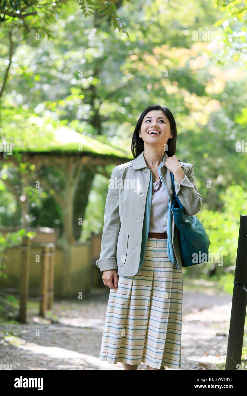 Sightseeing junger Frauen Stockfoto