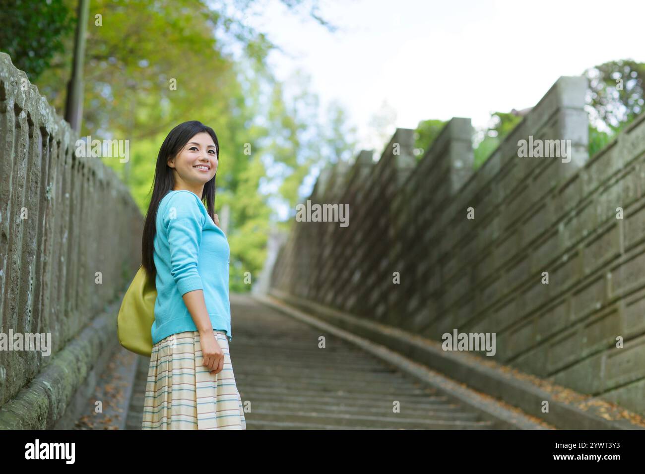 Junge Frau, die den Tempel besucht Stockfoto