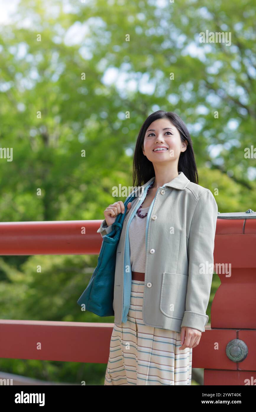 Junge Frau, die den Tempel besucht Stockfoto