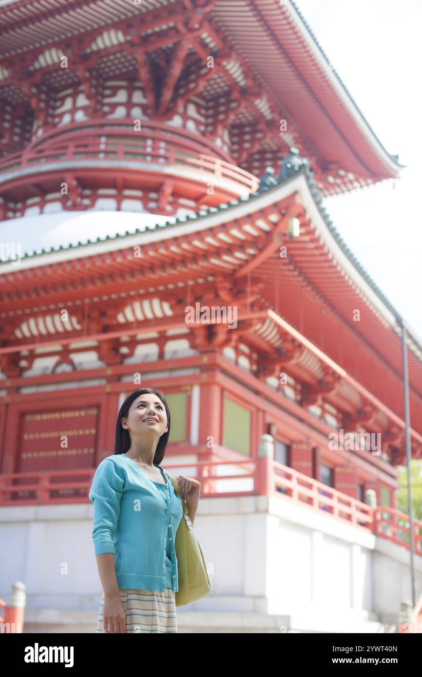 Junge Frau, die den Tempel besucht Stockfoto