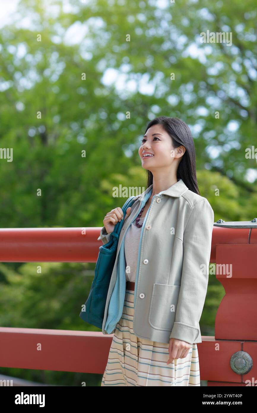Junge Frau, die den Tempel besucht Stockfoto