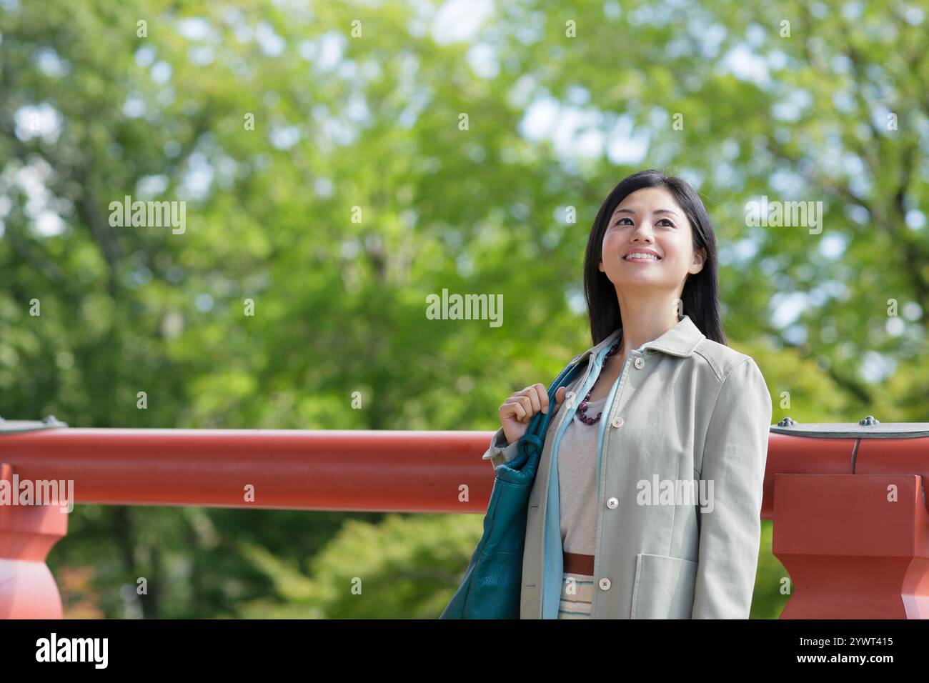 Junge Frau, die den Tempel besucht Stockfoto