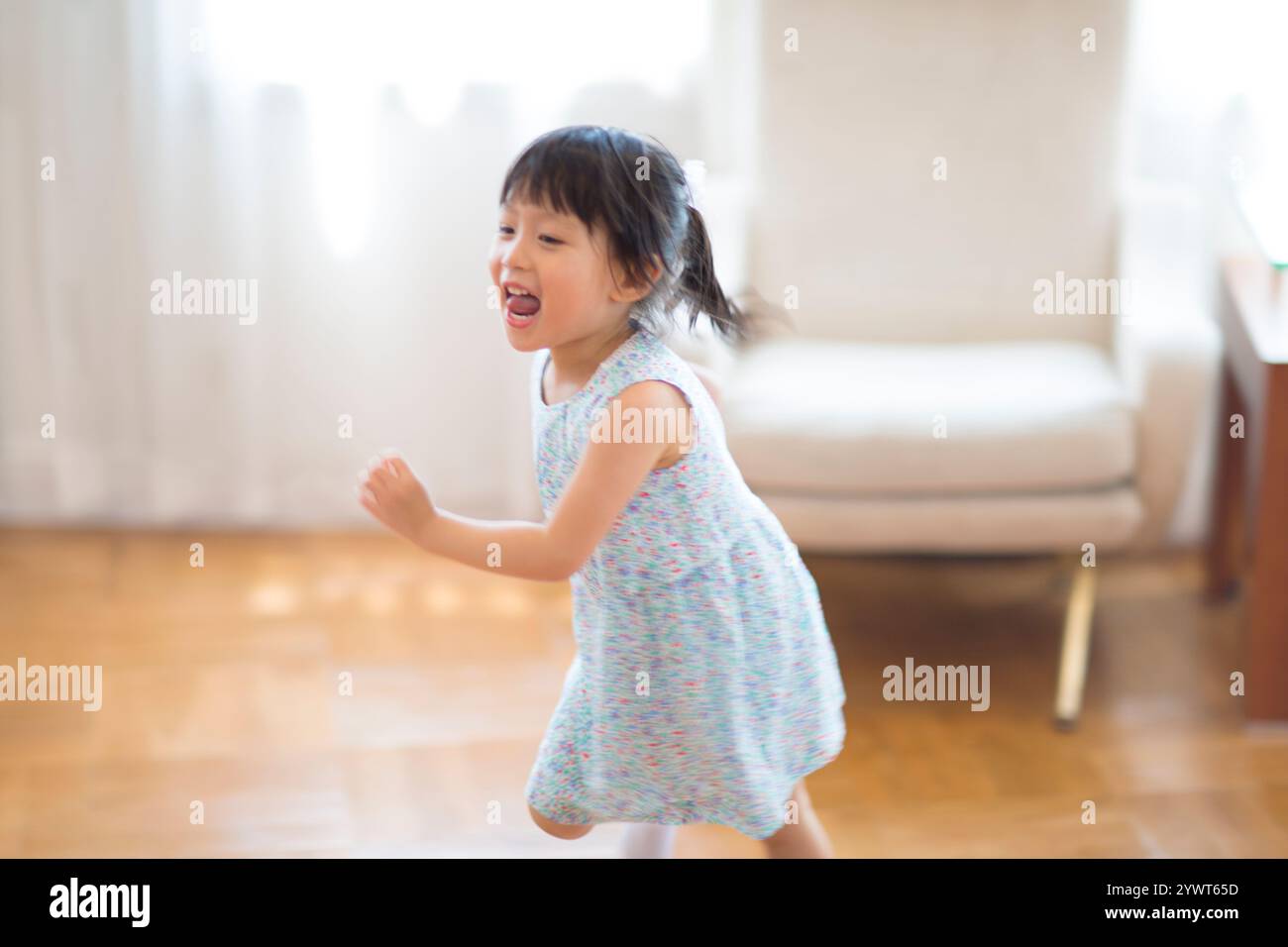 Lächelndes Mädchen, das glücklich läuft Stockfoto