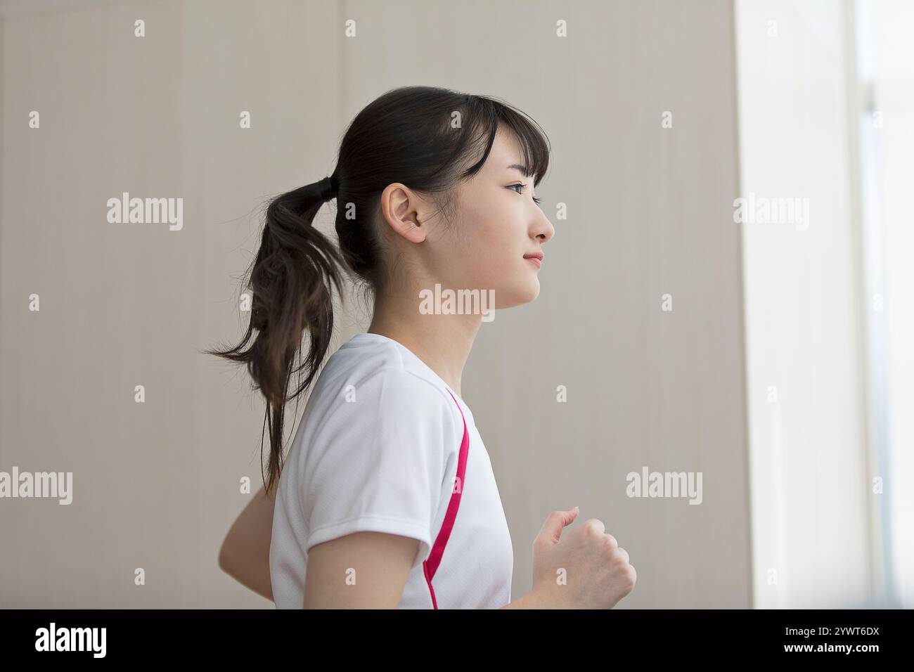 Eine japanische Frau, die auf einer Laufmaschine läuft Stockfoto
