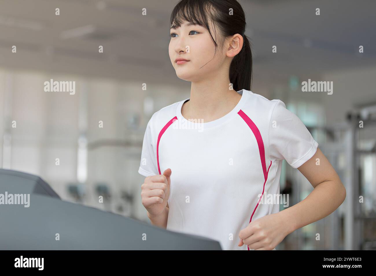 Eine japanische Frau, die auf einer Laufmaschine läuft Stockfoto