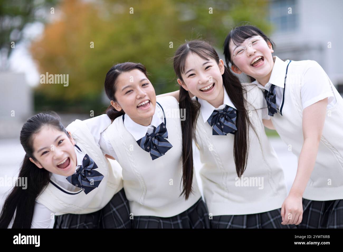 Highschool-Mädchen lächeln mit Freunden Stockfoto