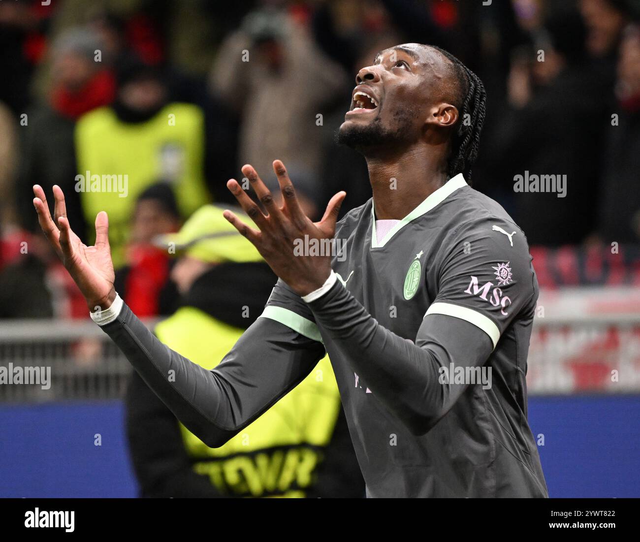 Mailand, Italien. Dezember 2024. Tammy Abraham feiert sein Tor beim UEFA Champions League-Spiel zwischen dem AC Milan und Crvena Zvezda am 11. Dezember 2024 in Mailand. Quelle: Alberto Lingria/Xinhua/Alamy Live News Stockfoto