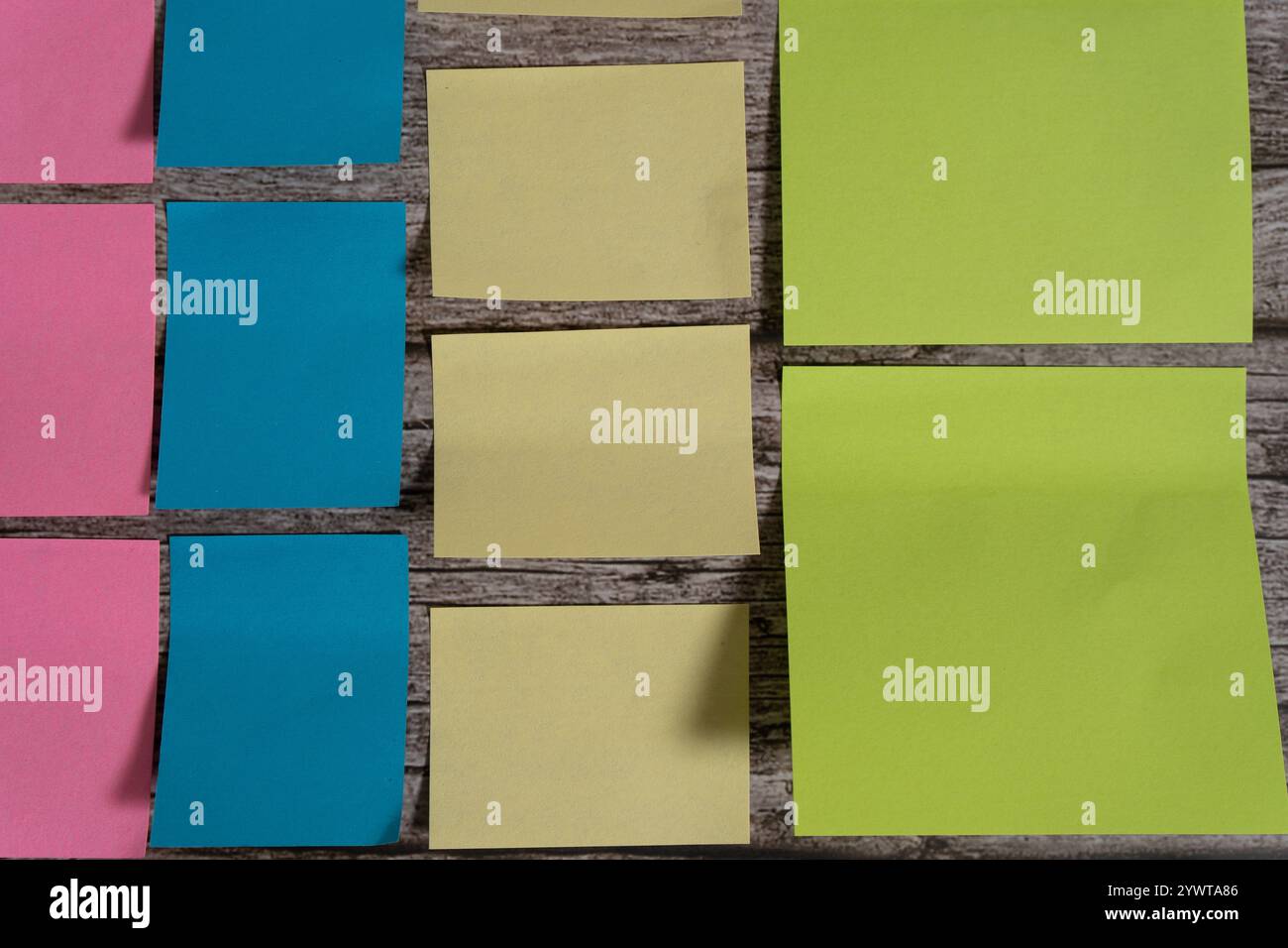 A Post-it-Notizen und Haftnotizen, sortiert nach Farbe und Größe auf einer Tabelle Stockfoto