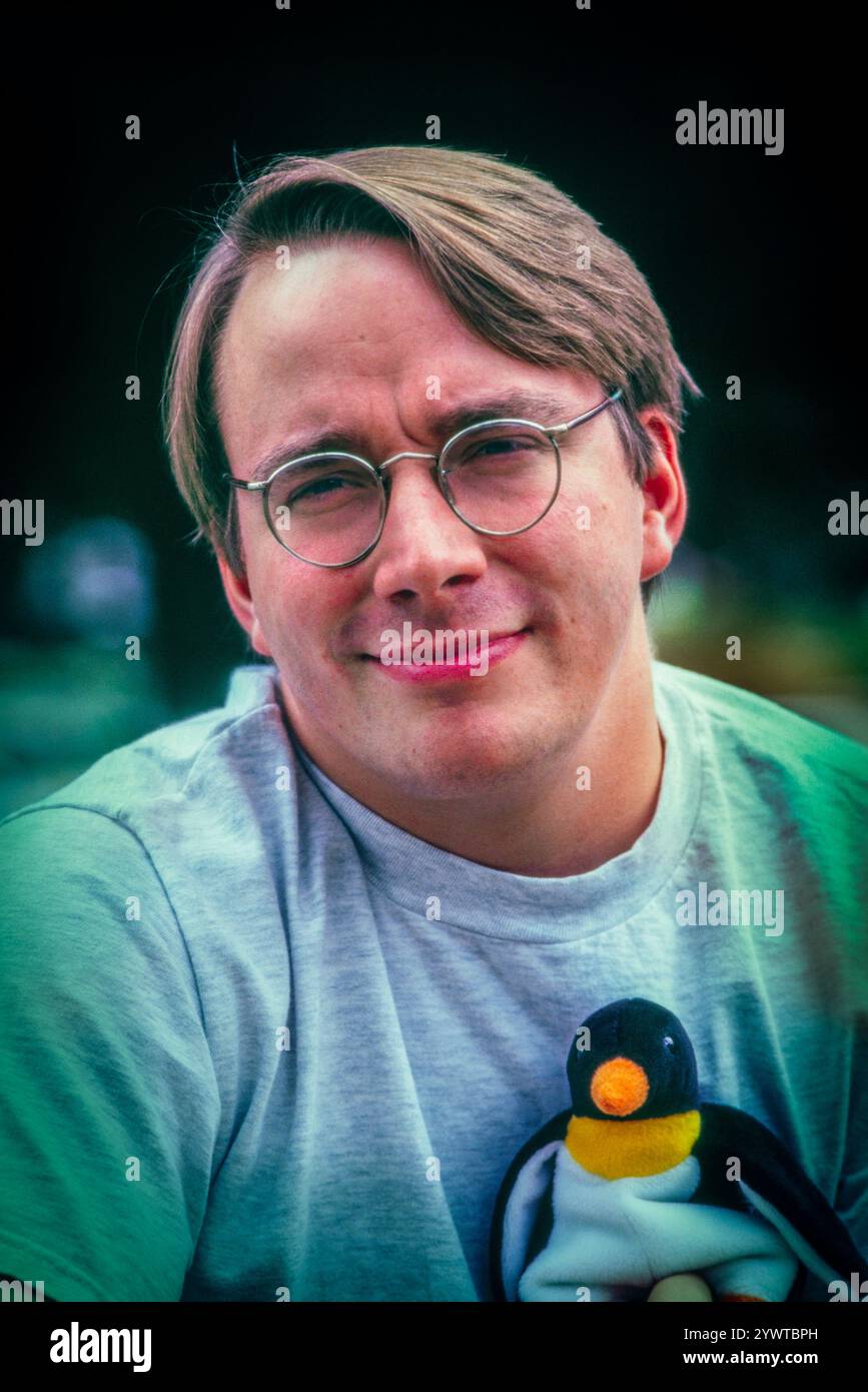 Porträt des Linux-Erfinders Linus Torvalds, der „Tux“ hält, einen Pinguincharakter, der das Maskottchen der Open-Source-Software von Linux ist. Stockfoto