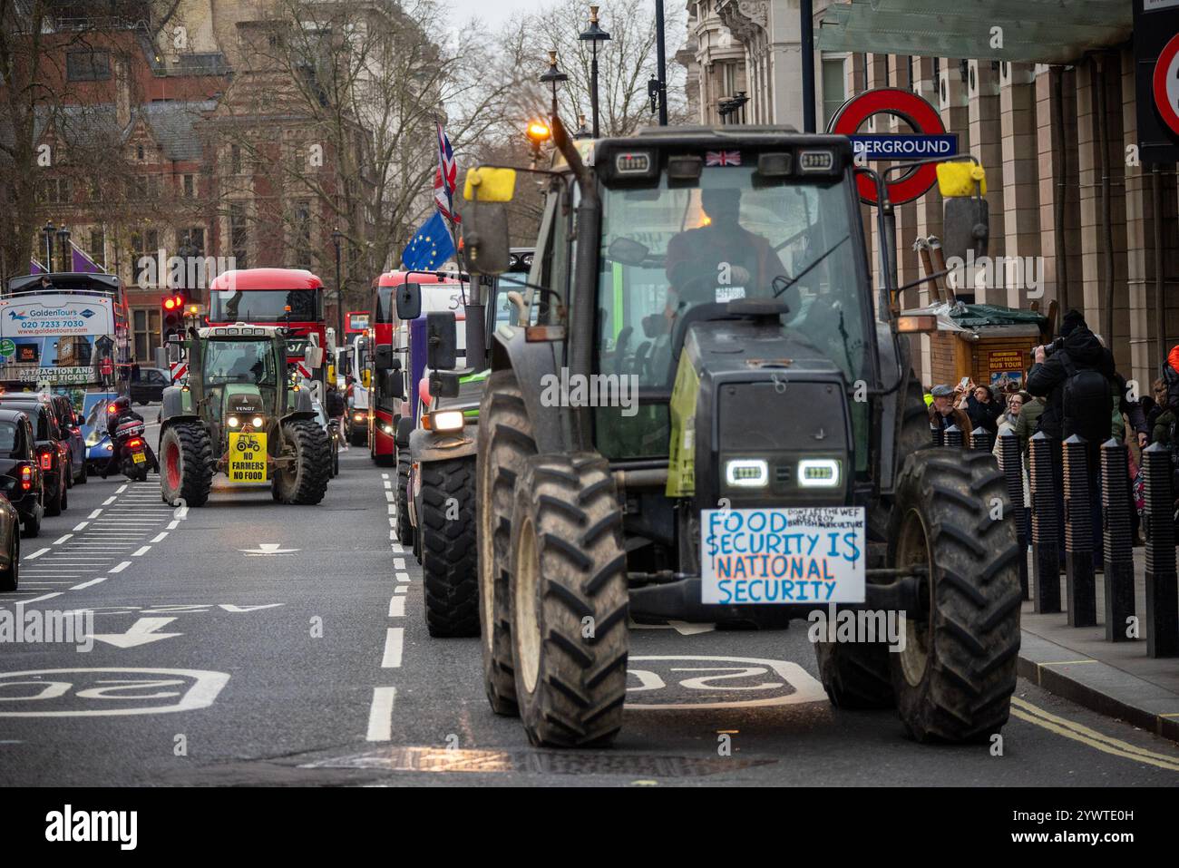 London, Großbritannien. Dezember 2024. Traktoren werden an der Westminster Tube Station in London vorbeifahren gesehen. Mehr als 600 Traktoren trafen im Whitehall ein, um eine Demonstration durchzuführen, die von Save British Farming (SBF) und Kent Fairness für Landwirte organisiert wurde. Die Demonstranten demonstrierten gegen die Politik der Regierung, die der britischen Landwirtschaft feindlich gegenübersteht. Quelle: SOPA Images Limited/Alamy Live News Stockfoto