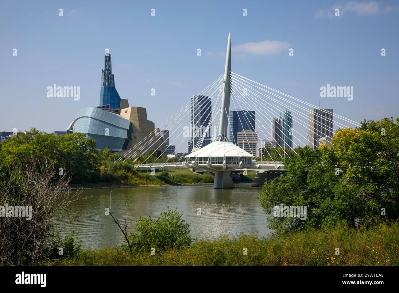Die Fußgängerbrücke Esplanade Riel überquert den Red River in der Innenstadt von Winnipeg, Manitoba, Kanada Stockfoto