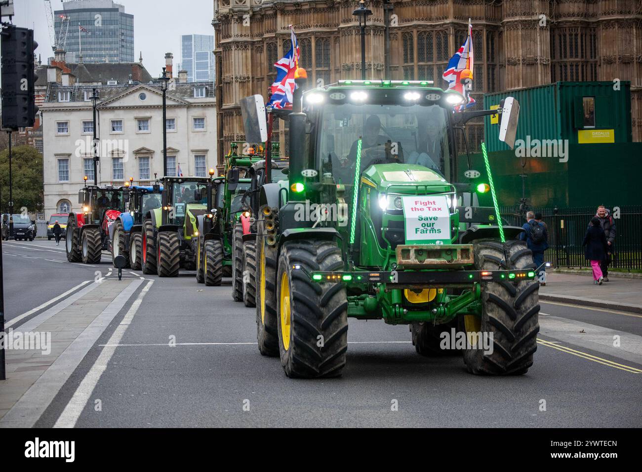 London, Großbritannien. Dezember 2024. Traktoren kommen am Parliament Square in London an. Mehr als 600 Traktoren trafen im Whitehall ein, um eine Demonstration durchzuführen, die von Save British Farming (SBF) und Kent Fairness für Landwirte organisiert wurde. Die Demonstranten demonstrierten gegen die Politik der Regierung, die der britischen Landwirtschaft feindlich gegenübersteht. (Foto: Krisztian Elek/SOPA Images/SIPA USA) Credit: SIPA USA/Alamy Live News Stockfoto