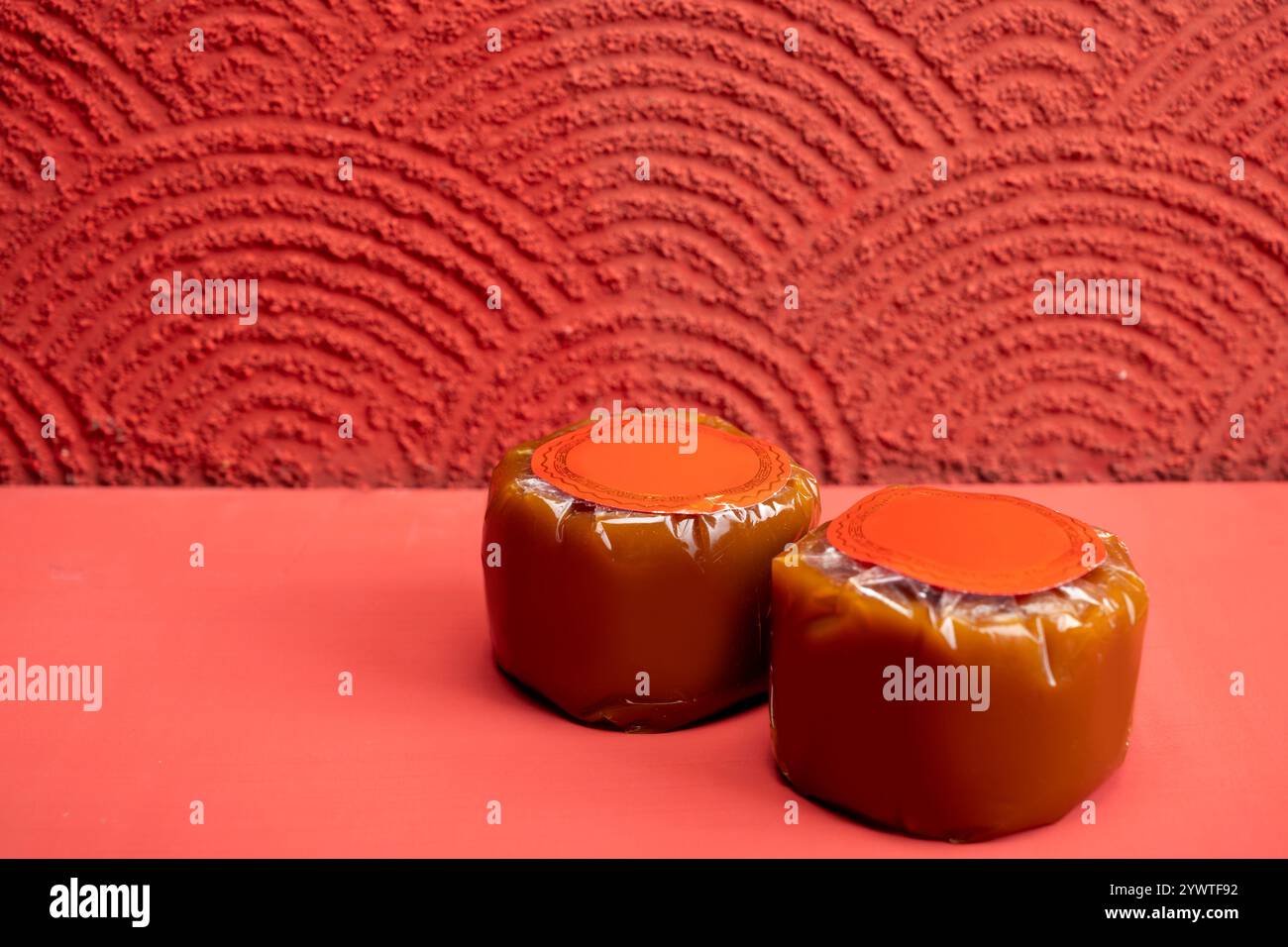 Chinesischer Neujahrskuchen oder Nian Gao auf dem Tisch. Auch bekannt als Kue Keranjang oder Dodol China. Essen für Chinesisch oder Lunar Silvester Stockfoto