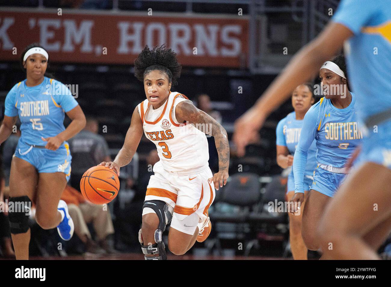 11. Dezember 2024: Texas Longhorns schützen Rori Harmon (3) während des NCAA Women's Basketball Spiels gegen Southern University im Moody Center. Austin, Texas Mario Cantu/CSM Stockfoto